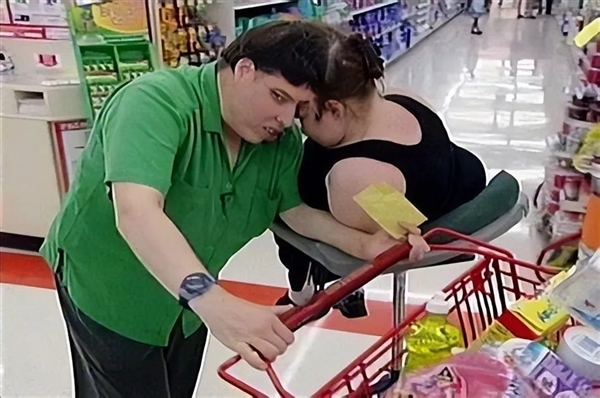 奇趣分分彩:美国最年长连体人62岁去世:妹妹46岁变性 支持姐姐结婚生子